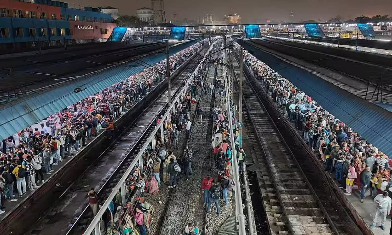 ന്യൂഡൽഹി റെയിൽവേ സ്റ്റേഷനിൽ തിക്കിലും തിരക്കിലും 18 പേർക്ക് ദാരുണാന്ത്യം; അന്വേഷണം പ്രഖ്യാപിച്ച് റെയിൽവേ