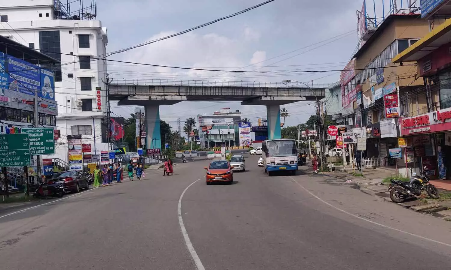 ആലുവ ദേശീയപാത വഴിയോരക്കച്ചവടം ഒഴിപ്പിക്കാൻ എത്തിയ വനിതാ ജീവനക്കാർക്ക് നേരെ വധഭീഷണി മുഴക്കി കച്ചവടക്കാർ
