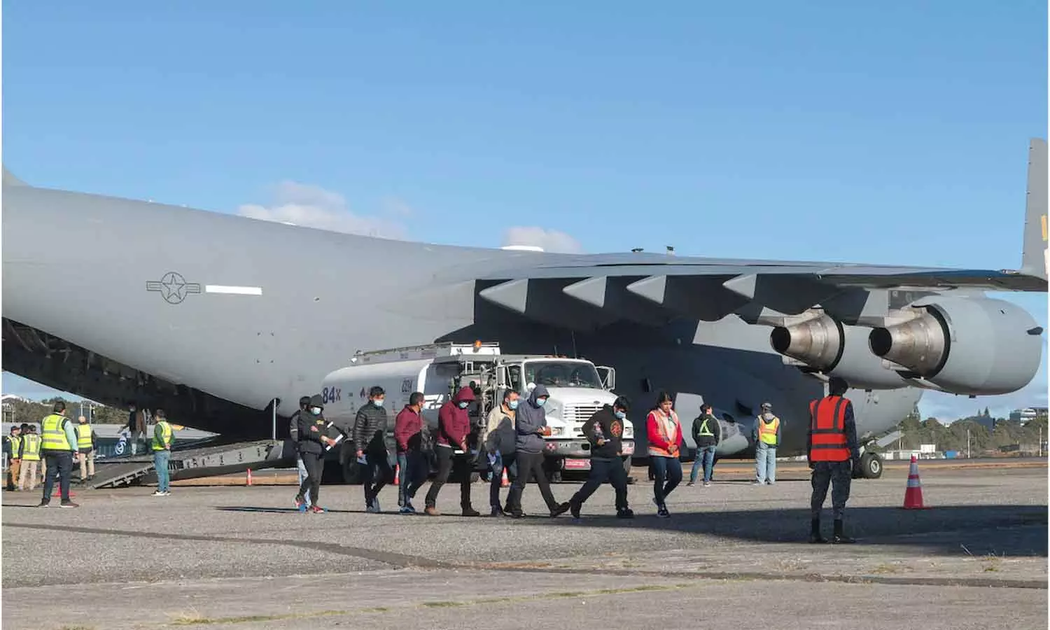 മോദി - ട്രംപ് കൂടിക്കാഴ്ചയും ഫലം കണ്ടില്ല; അമേരിക്കയിൽ നിന്ന് രണ്ടാം ബാച്ച് ഇന്ത്യക്കാരെ എത്തിച്ചതും കൈകാലുകൾ ബന്ധിച്ച്