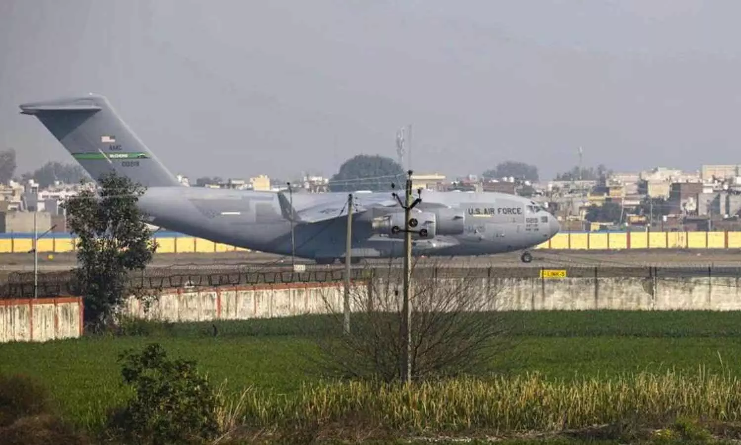 അമേരിക്കയിൽ നിന്ന് അനധികൃത കുടിയേറ്റക്കാരുമായുള്ള മൂന്നാം വിമാനം അമൃത്സറിലെത്തി അമേരിക്കയിൽ നിന്ന് അനധികൃത കുടിയേറ്റക്കാരുമായുള്ള മൂന്നാം വിമാനം അമൃത്സറിലെത്തി