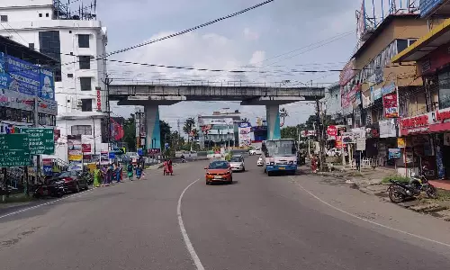 ആലുവ ദേശീയപാത വഴിയോരക്കച്ചവടം ഒഴിപ്പിക്കാൻ എത്തിയ വനിതാ ജീവനക്കാർക്ക് നേരെ വധഭീഷണി മുഴക്കി കച്ചവടക്കാർ