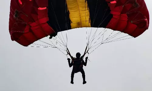 പരീക്ഷക്കെത്താൻ വൈകി, ഗതാഗതക്കുരുക്ക് ഒഴിവാക്കാൻ കോളേജിലേക്ക് പാരാഗ്ലൈഡിങ് ചെയ്ത് വിദ്യാർത്ഥി; വീഡിയോ വൈറൽ
