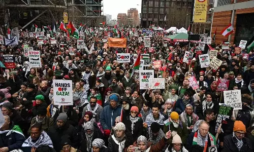 ഫലസ്​തീൻ ജനതക്ക്​ ഐക്യദാർഢ്യവുമായി ലണ്ടനിൽ ഒന്നര ലക്ഷം പേരുടെ മാർച്ച്​