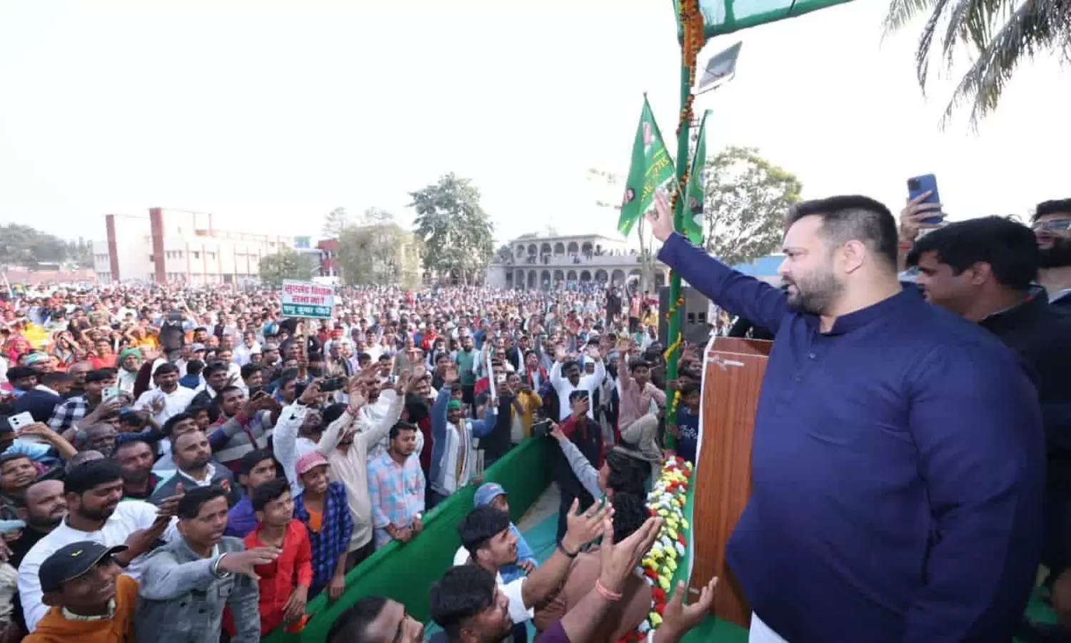 ഇന്ന് ലാലുവിനെ അധിക്ഷേപിക്കുന്നവർ ഒരുനാൾ അദ്ദേഹത്തെ ഭാരതരത്ന നൽകി ആദരിക്കും; തേജസ്വി യാദവ്