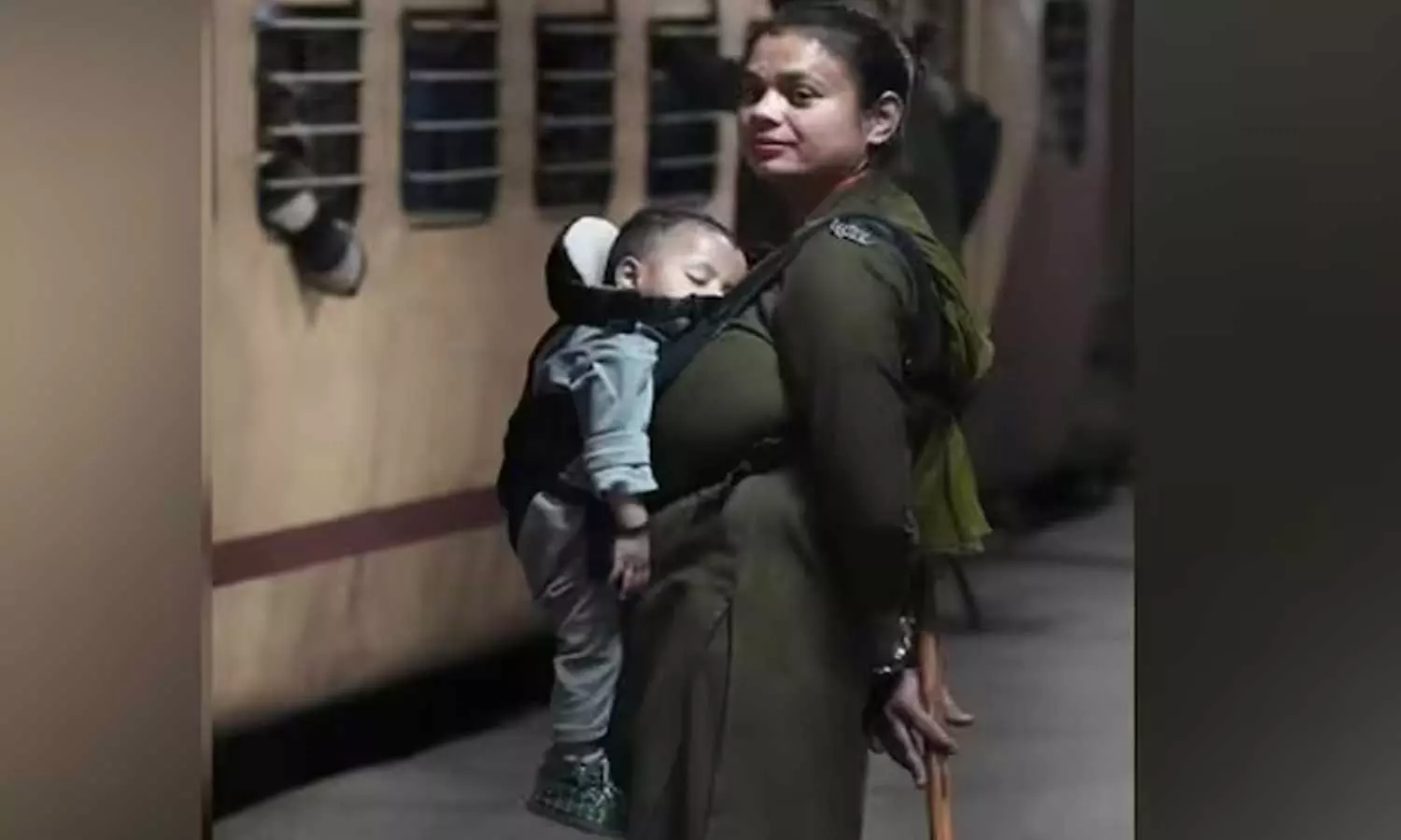 നെഞ്ചില് കുഞ്ഞ്, കൈയില് ലാത്തി; വൈറലായി ആർപിഎഫ് ഉദ്യോഗസ്ഥ നെഞ്ചില് കുഞ്ഞ്, കൈയില് ലാത്തി; വൈറലായി ആർപിഎഫ് ഉദ്യോഗസ്ഥ