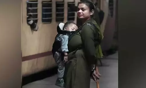 നെഞ്ചില്‍ കുഞ്ഞ്, കൈയില്‍ ലാത്തി; വൈറലായി ആർപിഎഫ് ഉദ്യോ​ഗസ്ഥ