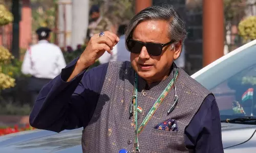 കോൺഗ്രസ്സ് ഹൈക്കമാൻഡുമായുള്ള ചർച്ച; മാധ്യമങ്ങൾക്ക് മുഖം കൊടുക്കാതെ ശശി തരൂർ മടങ്ങി