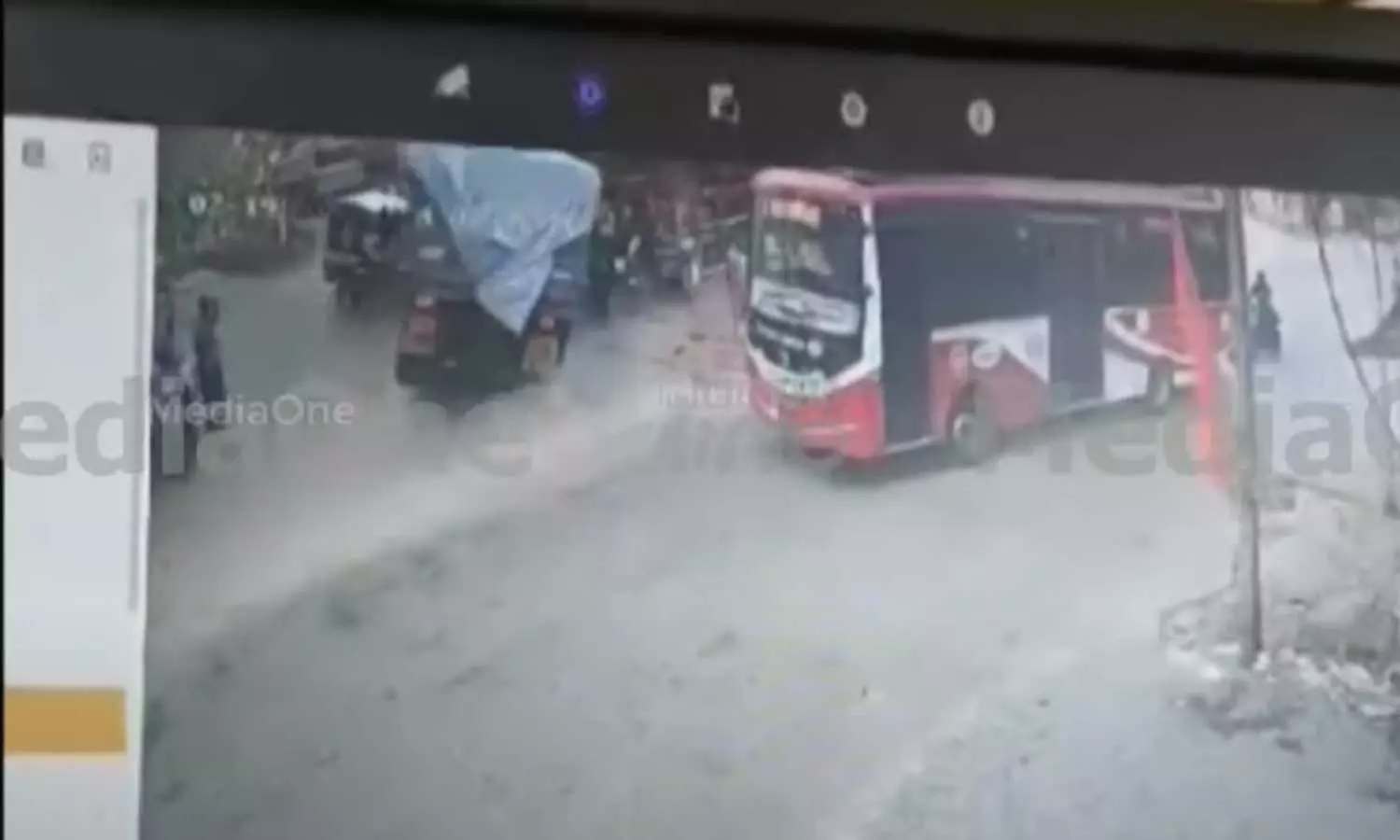 തിരുവനന്തപുരത്ത് ടോറസ് ലോറി കടയിലേക്ക് പാഞ്ഞുകയറി അഞ്ച് പേർക്ക് പരിക്ക്; മൂന്ന് പേരുടെ നില ഗുരുതരം തിരുവനന്തപുരത്ത് ടോറസ് ലോറി കടയിലേക്ക് പാഞ്ഞുകയറി അഞ്ച് പേർക്ക് പരിക്ക്; മൂന്ന് പേരുടെ നില ഗുരുതരം