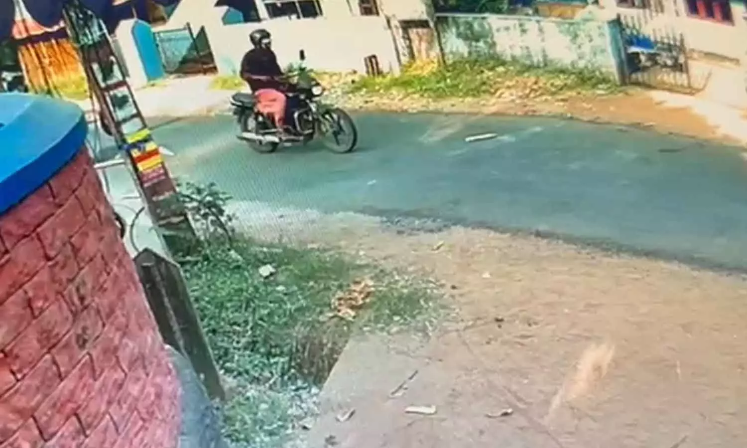 In Kunnamkulam, a thief broke a housewifes necklace and escaped