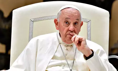 ഫ്രാൻസിസ് മാർപാപ്പയുടെ ആരോഗ്യനില സങ്കീർണമെന്ന് റിപ്പോർട്ട്