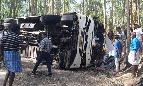 മൂന്നാര്‍ എക്കോ പോയിന്റില്‍ ടൂറിസ്റ്റ് ബസ് മറിഞ്ഞ് രണ്ട് മരണം