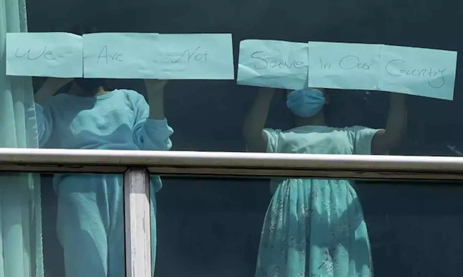 ഞങ്ങളെ സഹായിക്കൂ, ഞങ്ങളുടെ രാജ്യം സുരക്ഷിതരല്ല: സഹായത്തിനായി യാചിച്ച് കുടിയേറ്റക്കാർ; കുടിയേറ്റക്കാരെ പനാമയിൽ തടഞ്ഞ് വെച്ച് ട്രംപ് ഞങ്ങളെ സഹായിക്കൂ, ഞങ്ങളുടെ രാജ്യം സുരക്ഷിതരല്ല: സഹായത്തിനായി യാചിച്ച് കുടിയേറ്റക്കാർ; കുടിയേറ്റക്കാരെ പനാമയിൽ തടഞ്ഞ് വെച്ച് ട്രംപ്