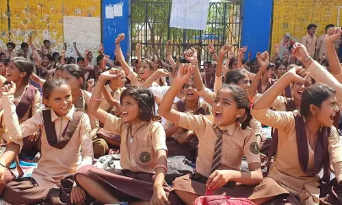 Urdu teachers protest