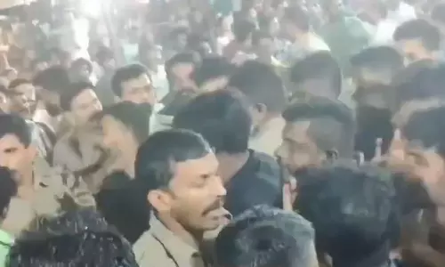 കാവിൽ കളിക്കാൻ നിന്നാൽ ഒറ്റയെണ്ണം തലശ്ശേരി സ്റ്റേഷനിൽ കാണില്ല; തലശ്ശേരിയിൽ പൊലീസുകാരെ ആക്രമിച്ച സിപിഎം പ്രവർത്തകർക്കെതിരെ കേസ് കാവിൽ കളിക്കാൻ നിന്നാൽ ഒറ്റയെണ്ണം തലശ്ശേരി സ്റ്റേഷനിൽ കാണില്ല; തലശ്ശേരിയിൽ പൊലീസുകാരെ ആക്രമിച്ച സിപിഎം പ്രവർത്തകർക്കെതിരെ കേസ്