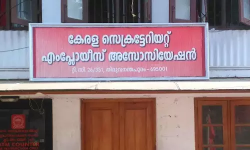 മുഖ്യമന്ത്രിയെ പ്രകീർത്തിച്ച് പാട്ട് എഴുതിയ ചിത്രസേനനെതിരെ വിയോജനക്കുറിപ്പ് എഴുതി; ഉദ്യോഗസ്ഥന് സംഘടനാ നടപടി