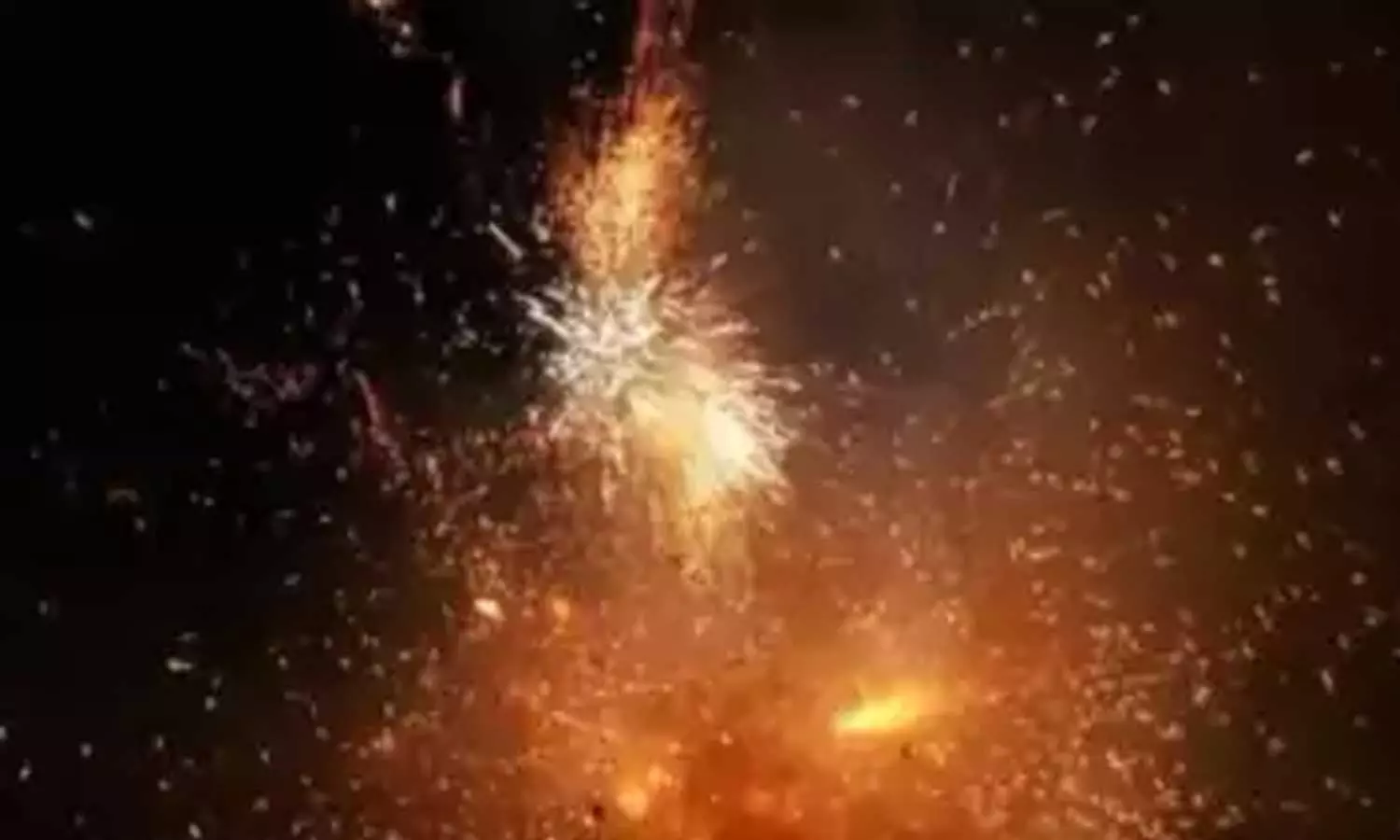 കണ്ണൂരിൽ വെടിക്കെട്ട് അപകടം; മൂന്ന് പേർക്ക് പരിക്ക്