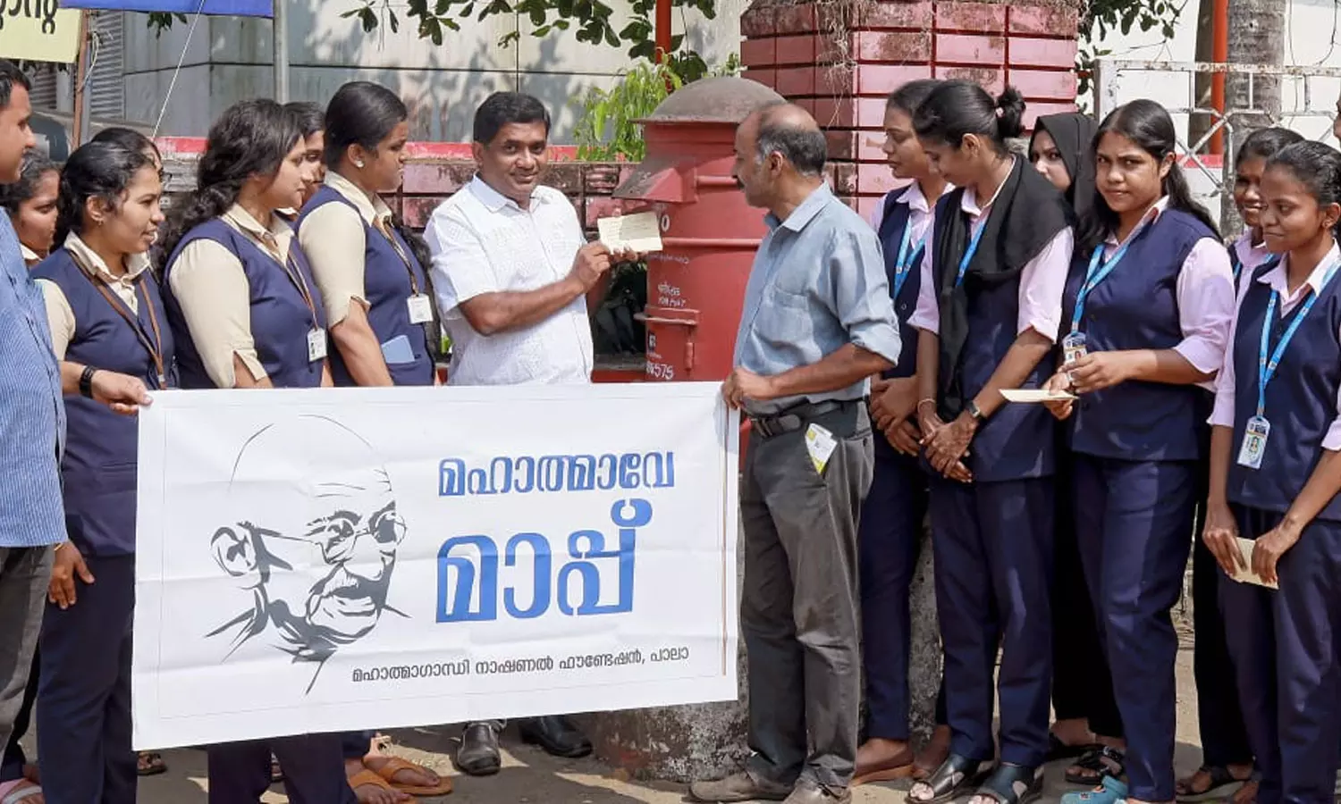 റഷ്യൻ ബിയർ കാനിൽ ഗാന്ധിജിയുടെ ചിത്രം: ഇന്ത്യയിലെ റഷ്യൻ എംബസിയിലേക്ക് പോസ്റ്റ് കാർഡ് അയച്ച് പ്രതിഷേധം റഷ്യൻ ബിയർ കാനിൽ ഗാന്ധിജിയുടെ ചിത്രം: ഇന്ത്യയിലെ റഷ്യൻ എംബസിയിലേക്ക് പോസ്റ്റ് കാർഡ് അയച്ച് പ്രതിഷേധം