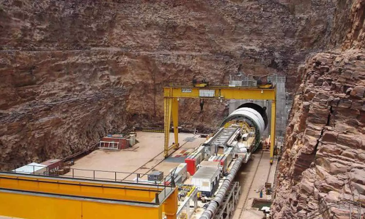 തെലങ്കാനയിൽ തുരങ്കം തകർന്നു; ആറ് തൊഴിലാളികൾ കുടുങ്ങിക്കിടക്കുന്നു