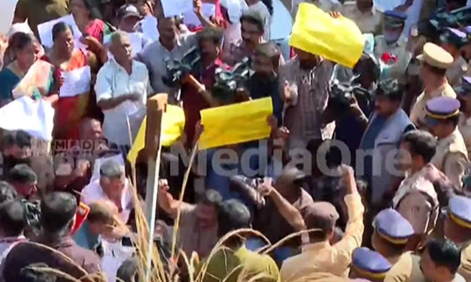 മുണ്ടക്കൈയിൽ പ്രതിഷേധം; കുടിൽ കെട്ടി സമരം തടഞ്ഞ് പൊലീസ്