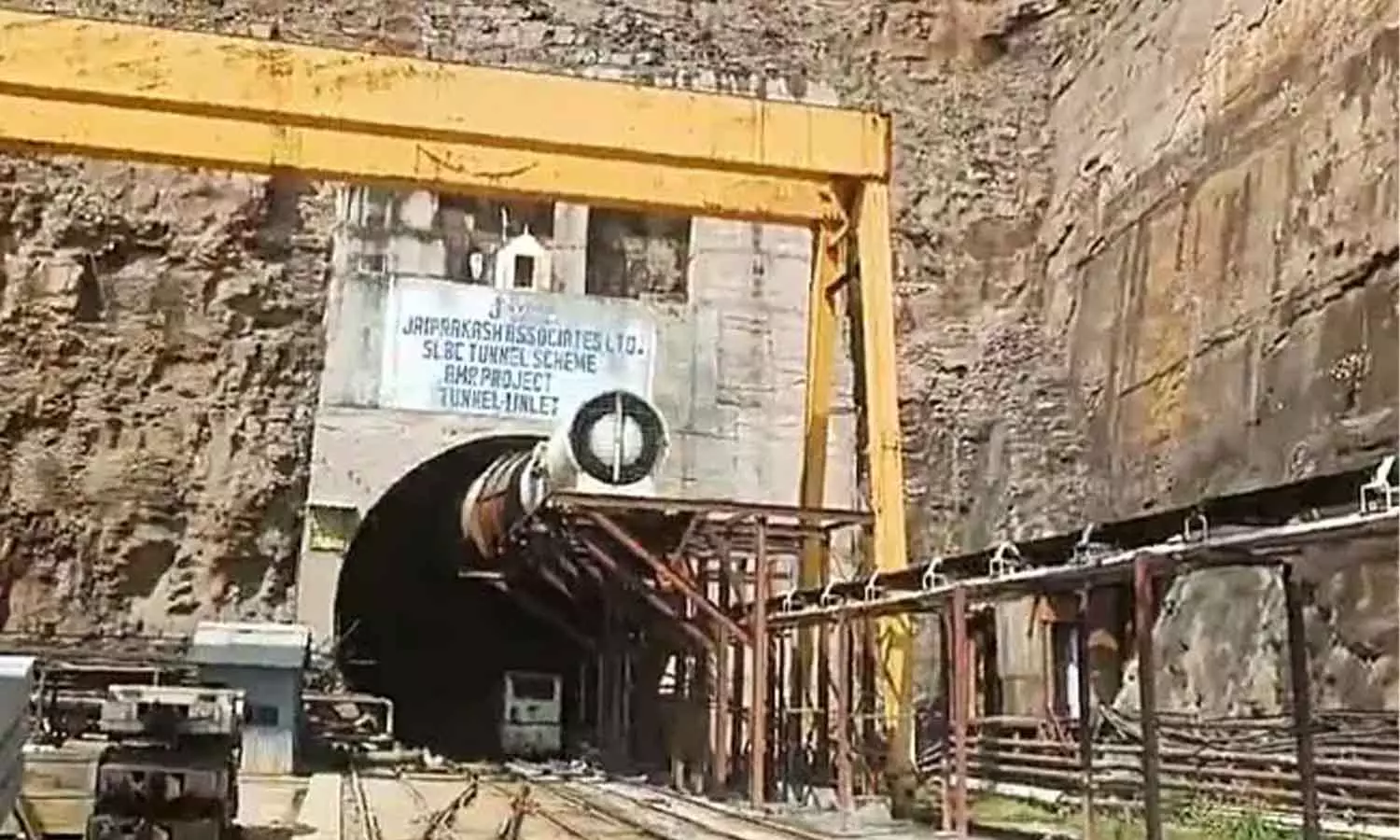 തെലങ്കാനയിലെ തുരങ്ക അപകടം: രക്ഷാപ്രവർത്തനം അവസാനഘട്ടത്തിൽ, കുടുങ്ങിക്കിടക്കുന്നത് എട്ട് പേർ തെലങ്കാനയിലെ തുരങ്ക അപകടം: രക്ഷാപ്രവർത്തനം അവസാനഘട്ടത്തിൽ, കുടുങ്ങിക്കിടക്കുന്നത് എട്ട് പേർ