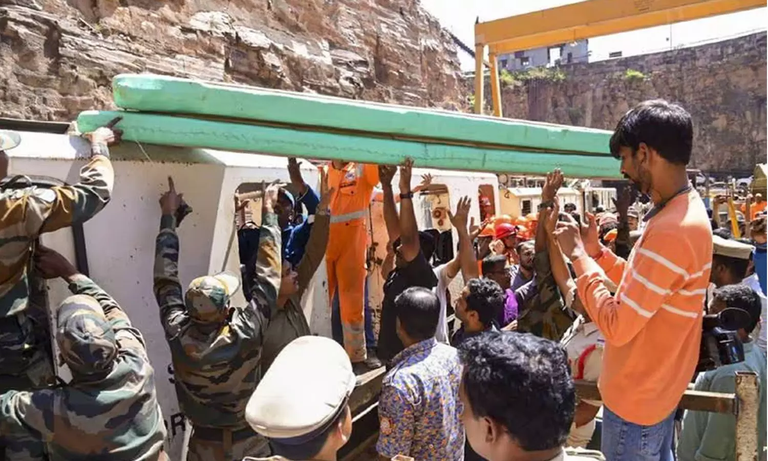 തെലങ്കാനയിൽ ടണലിൽ കുടുങ്ങിയ തൊഴിലാളികളെ പുറത്തെത്തിക്കാൻ നാവികസേനയും