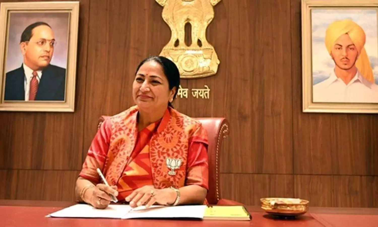 ഡൽഹി മുഖ്യമന്ത്രിയുടെ ഓഫീസിലെ അംബേദ്കറുടെയും ഭഗത് സിങ്ങിന്റെയും ചിത്രം നീക്കിയെന്ന് ആരോപണം ഡൽഹി മുഖ്യമന്ത്രിയുടെ ഓഫീസിലെ അംബേദ്കറുടെയും ഭഗത് സിങ്ങിന്റെയും ചിത്രം നീക്കിയെന്ന് ആരോപണം