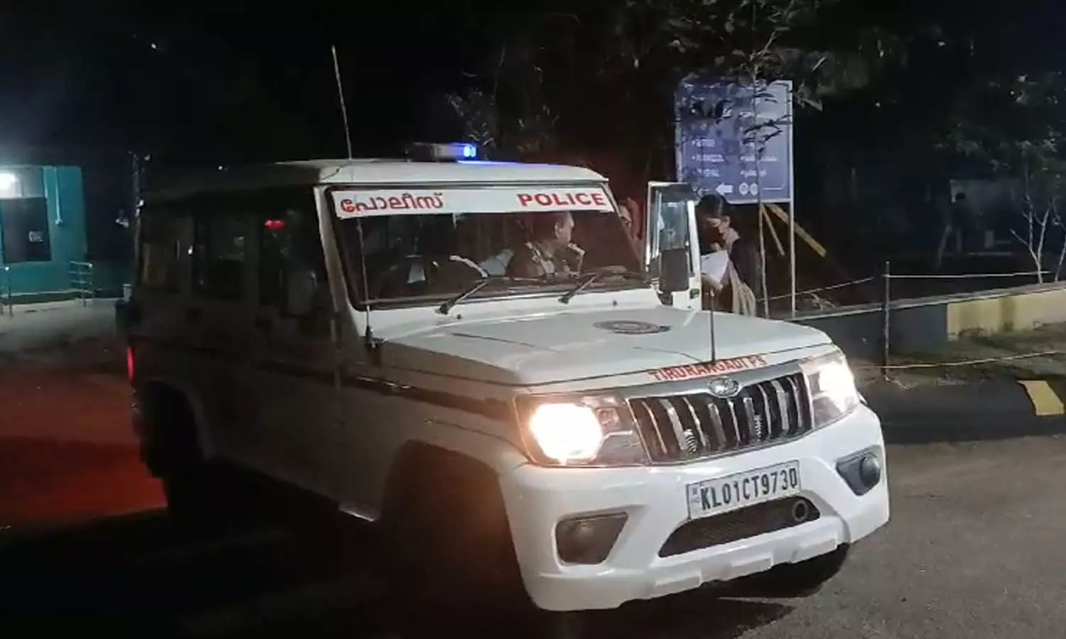 മലപ്പുറം തലപ്പാറയിൽ സ്കൂട്ടറിൽ സഞ്ചരിച്ച അമ്മയ്ക്കും മകൾക്കും വെട്ടേറ്റു മലപ്പുറം തലപ്പാറയിൽ സ്കൂട്ടറിൽ സഞ്ചരിച്ച അമ്മയ്ക്കും മകൾക്കും വെട്ടേറ്റു