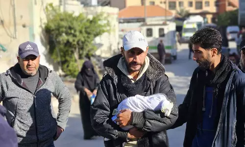 ടെൻ്റുകളിലേക്ക് പ്രവേശനം തടഞ്ഞ് ഇസ്രായേൽ; ഗസ്സയിൽ മൂന്ന് നവജാതശിശുക്കൾ മരവിച്ച് മരിച്ചു ടെൻ്റുകളിലേക്ക് പ്രവേശനം തടഞ്ഞ് ഇസ്രായേൽ; ഗസ്സയിൽ മൂന്ന് നവജാതശിശുക്കൾ മരവിച്ച് മരിച്ചു