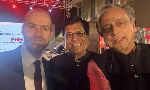 കോൺഗ്രസിലെ ഭിന്നതകൾക്കിടയിൽ കേന്ദ്രസർക്കാറിനെ അഭിനന്ദിച്ച് തരൂർ; കേന്ദ്രമന്ത്രിക്കൊപ്പമുള്ള സെൽഫിയും പങ്കുവെച്ചു