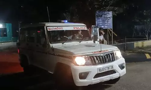 മലപ്പുറം തലപ്പാറയിൽ സ്കൂട്ടറിൽ സഞ്ചരിച്ച അമ്മയ്ക്കും മകൾക്കും വെട്ടേറ്റു മലപ്പുറം തലപ്പാറയിൽ സ്കൂട്ടറിൽ സഞ്ചരിച്ച അമ്മയ്ക്കും മകൾക്കും വെട്ടേറ്റു