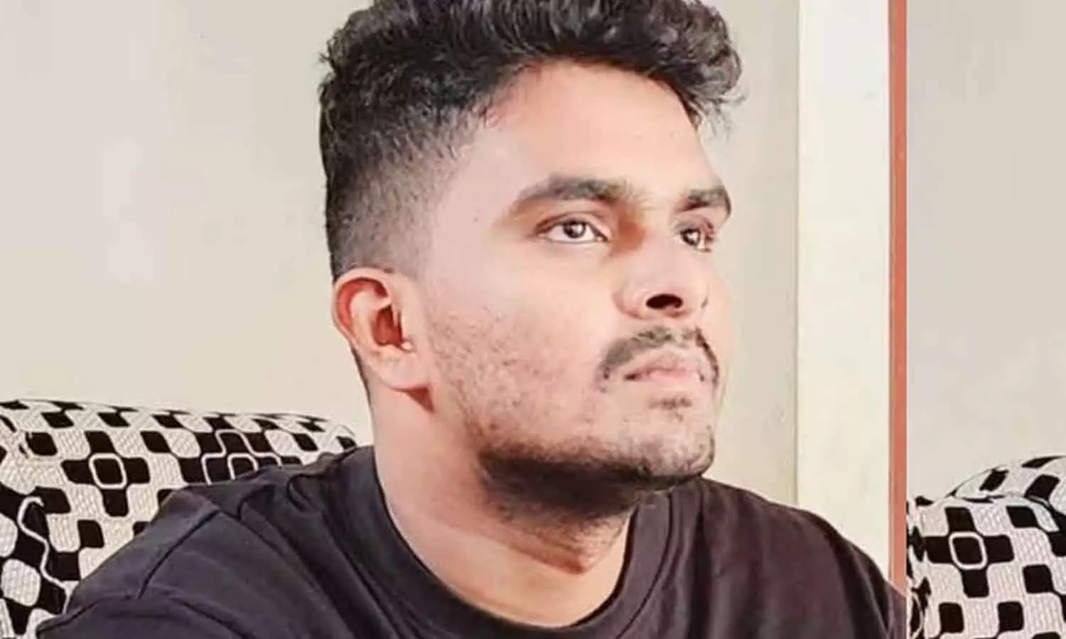 ആക്രമണങ്ങൾ നടത്തുമ്പോൾ അഫാന്റെ കെെയിലുണ്ടായത് ഉമ്മയുടെ ഫോൺ; ഫോൺ പരിശോധിക്കാനെരുങ്ങി പൊലീസ് ആക്രമണങ്ങൾ നടത്തുമ്പോൾ അഫാന്റെ കെെയിലുണ്ടായത് ഉമ്മയുടെ ഫോൺ; ഫോൺ പരിശോധിക്കാനെരുങ്ങി പൊലീസ്