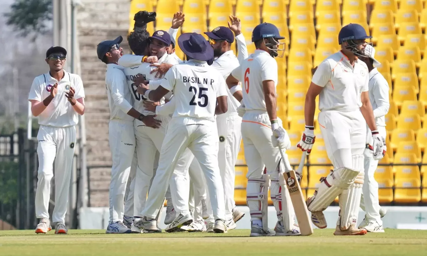രഞ്ജി ഫൈനൽ: മലപോലെ മലേവാർ; വിദർഭ കൂറ്റൻ സ്കോറിലേക്ക് രഞ്ജി ഫൈനൽ: മലപോലെ മലേവാർ; വിദർഭ കൂറ്റൻ സ്കോറിലേക്ക്