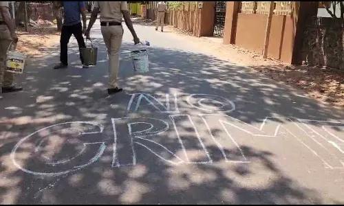 CPIM തിരുത്തി NO CRIME ആക്കി പൊലീസ്; തൃക്കരിപ്പൂരിലെ റോഡിലെ എഴുത്താണ് തിരുത്തിയത്