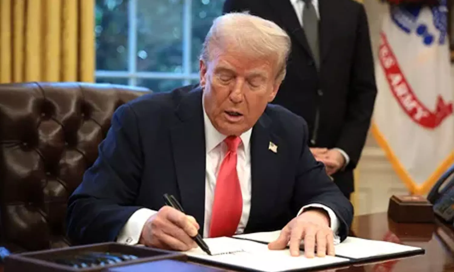 ഇംഗ്ലീഷിനെ അമേരിക്കയുടെ ഔദ്യോഗിക ഭാഷയാക്കാനൊരുങ്ങി ട്രംപ് ഇംഗ്ലീഷിനെ അമേരിക്കയുടെ ഔദ്യോഗിക ഭാഷയാക്കാനൊരുങ്ങി ട്രംപ്