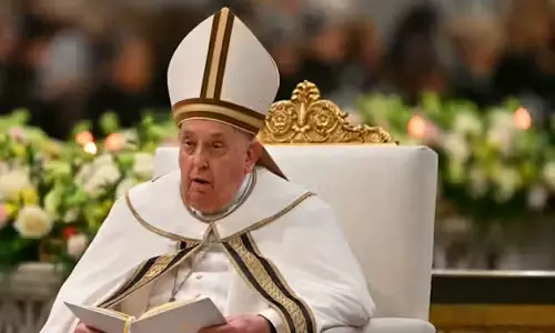 മാർപാപ്പയുടെ നില അതീവ ഗുരുതരം; ശ്വാസതടസവും ഛർദിയും മൂർഛിച്ചു