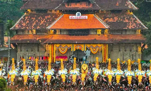 തൃശൂർ പൂരം: വീഴ്ചകൾ ആവർത്തിക്കരുതെന്ന് മുഖ്യമന്ത്രി, സുരക്ഷയിലും ആചാരക്രമങ്ങളിലും വീഴ്ചയില്ലാതെ പൂരം നടത്തണം തൃശൂർ പൂരം: വീഴ്ചകൾ ആവർത്തിക്കരുതെന്ന് മുഖ്യമന്ത്രി, സുരക്ഷയിലും ആചാരക്രമങ്ങളിലും വീഴ്ചയില്ലാതെ പൂരം നടത്തണം