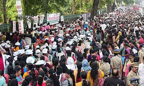 സെക്രട്ടറിയേറ്റിന് മുന്നിലെ ആശമാരുടെ സമരപ്പന്തലിലെ ടാർപോളിൻ പൊലീസ് അഴിച്ചുമാറ്റിയതായി പരാതി