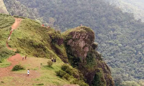ഇടുക്കി പരുന്തുംപാറയിലും കയ്യേറ്റം വ്യാപകമാകുന്നതായി റിപ്പോർട്ട്; മുന്നറിയിപ്പ് അവഗണിച്ചും അനധികൃത നിർമ്മാണങ്ങൾ തുടരുന്നു