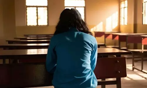 വിദ്യാർത്ഥിനിക്ക് നേരെ നായ്ക്കുരണപ്പൊടി എറിഞ്ഞെന്ന പരാതി: ആറ് സഹപാഠികൾക്കും രണ്ട് അധ്യാപകർക്കും എതിരെ കേസ്