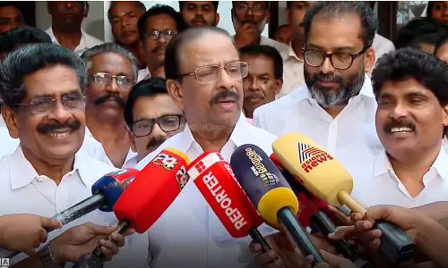 ഞങ്ങൾ ഒരമ്മ പെറ്റ മക്കളെപ്പോലെ; മുല്ലപ്പള്ളി രാമചന്ദ്രനെ സന്ദർശിച്ച് കെ. സുധാകരൻ ഞങ്ങൾ ഒരമ്മ പെറ്റ മക്കളെപ്പോലെ; മുല്ലപ്പള്ളി രാമചന്ദ്രനെ സന്ദർശിച്ച് കെ. സുധാകരൻ