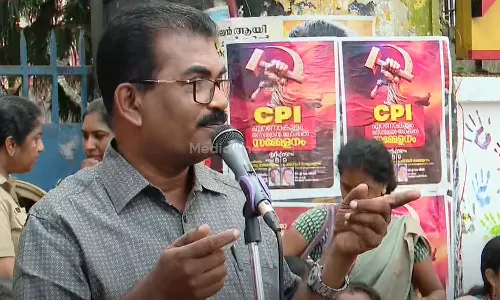 ആശാവർക്കർമാർക്ക് സുരേഷ് ഗോപി കുട മാത്രമാണോ ഇനി ഉമ്മ കൂടി കൊടുത്തോ എന്നറിയില്ല; അധിക്ഷേപവുമായി സിഐടിയു