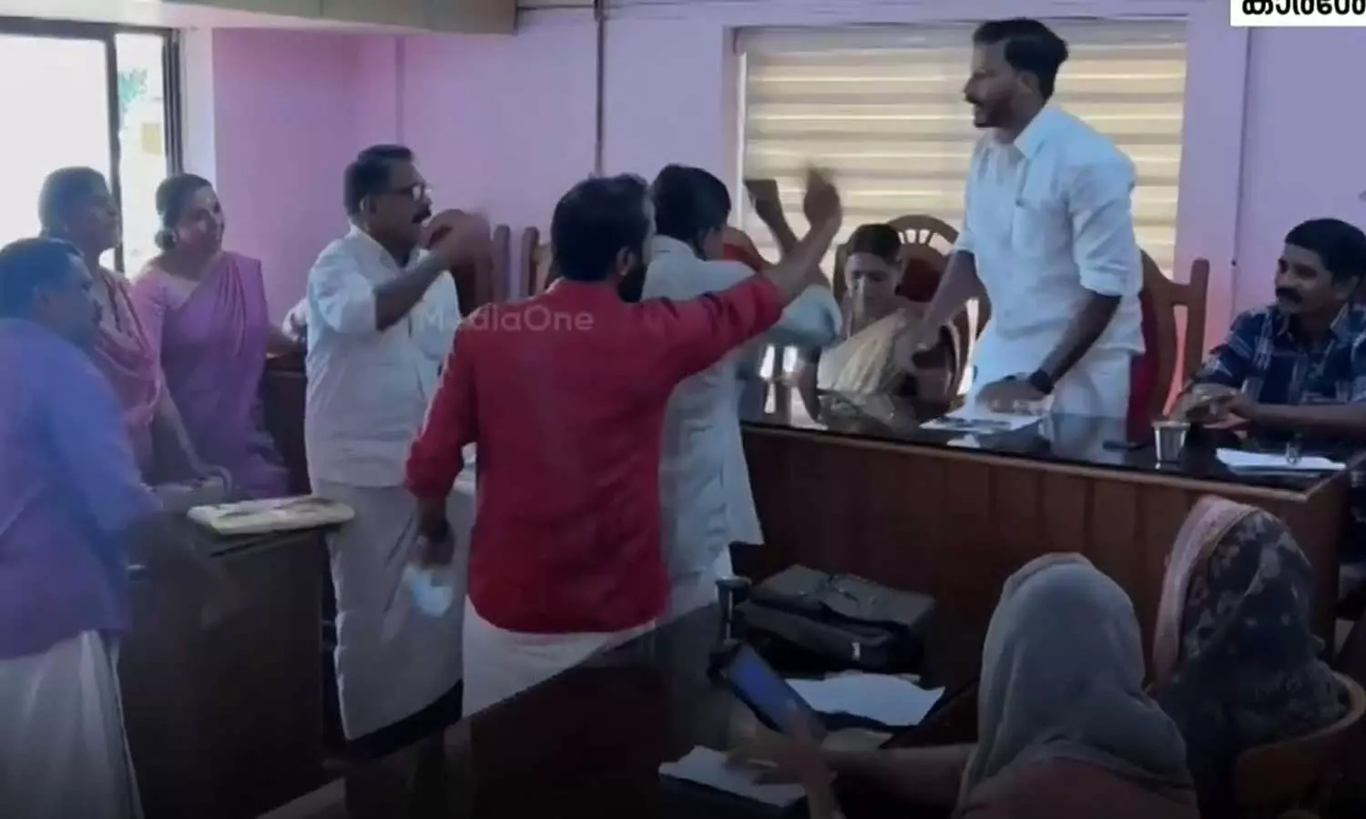 ബസ് സ്റ്റോപ്പിനായി ടെന്‍ഡർ വിളിക്കുന്നത് സംബന്ധിച്ച് തർക്കം; കാരശ്ശേരിയില്‍ ഭരണസമിതിയംഗങ്ങളെ പ്രതിപക്ഷം പൂട്ടിയിട്ടു