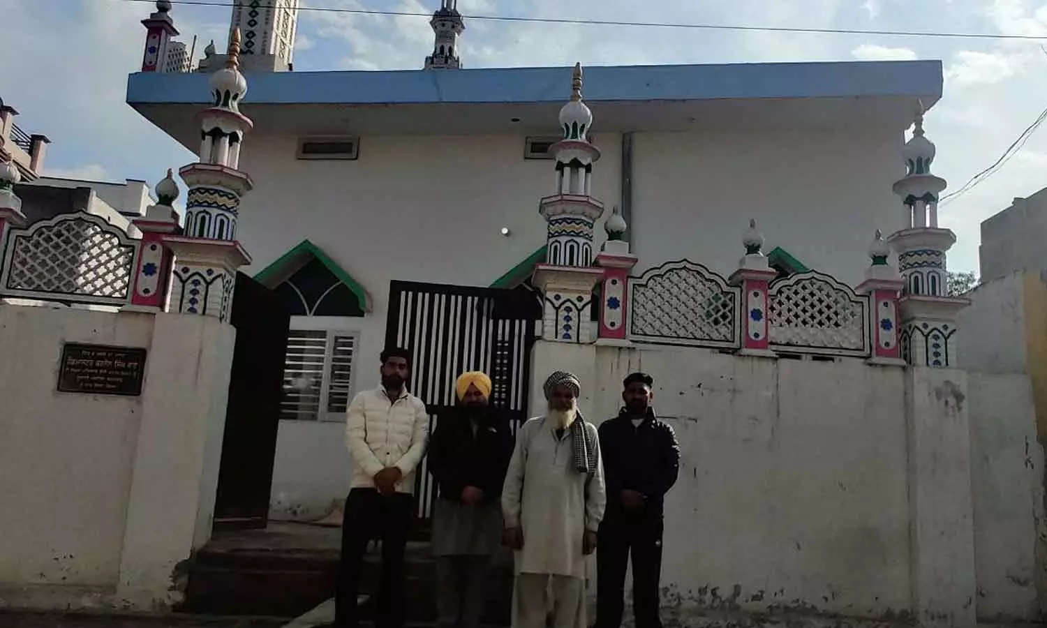 ബഖത്ഗഢിലെ മസ്ജിദിന് സ്ഥലം നൽകിയ അമൻദീപ് സിങ്, പ്രദേശവാസികളായ മോത്തി ഖാൻ, ഭോലാ ഖാൻ എന്നിവർ പള്ളിക്ക് മുന്നിൽ ബഖത്ഗഢിലെ മസ്ജിദിന് സ്ഥലം നൽകിയ അമൻദീപ് സിങ്, പ്രദേശവാസികളായ മോത്തി ഖാൻ, ഭോലാ ഖാൻ എന്നിവർ പള്ളിക്ക് മുന്നിൽ