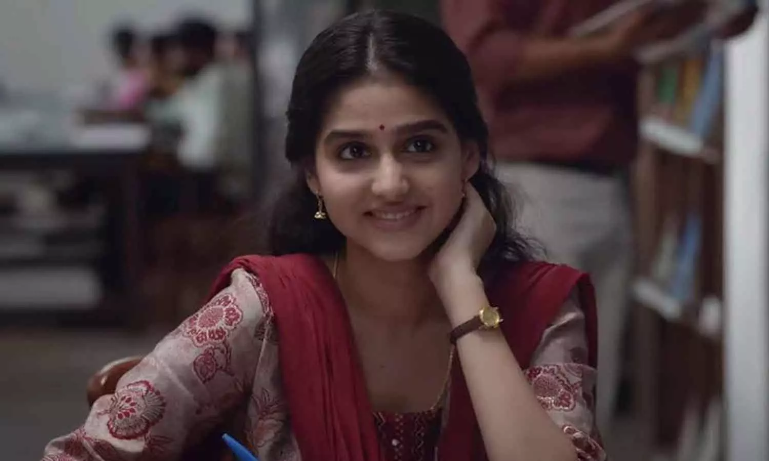 കാശെണ്ണി കൊടുത്തിട്ടാണ് എന്ന പരാമർശം വേദനിപ്പിച്ചു; സംവിധായകൻ ദീപു കരുണാകരനെതിരെ  താര സംഘടനയിൽ പരാതി നടി അനശ്വര രാജൻ