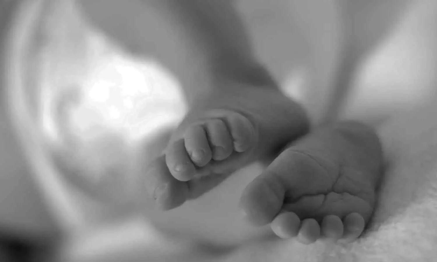 ഒരു മാസം പ്രായമുള്ള കുഞ്ഞിനെ 40 തവണ ഇരുമ്പ് ദണ്ഡ് കൊണ്ട് പൊള്ളിച്ച് മാതാപിതാക്കൾ; സംഭവം ഓഡീഷയിൽ