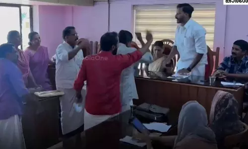 ബസ് സ്റ്റോപ്പിനായി ടെന്‍ഡർ വിളിക്കുന്നത് സംബന്ധിച്ച് തർക്കം; കാരശ്ശേരിയില്‍ ഭരണസമിതിയംഗങ്ങളെ പ്രതിപക്ഷം പൂട്ടിയിട്ടു