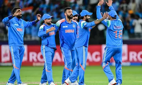 ചാമ്പ്യൻസ് ട്രോഫി സെമി; ടോസ് നേടിയ ഓസീസ് ബാറ്റിങ് തെരഞ്ഞെടുത്തു