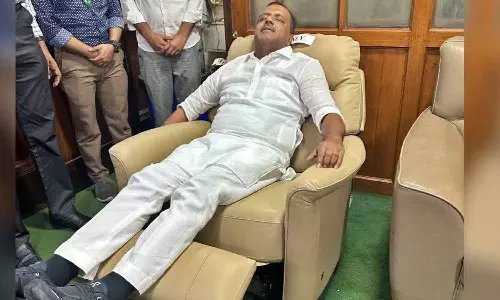എംഎൽഎമാർക്ക് സഭയിൽ ഇരുന്ന് സുഖമായി ഉറങ്ങാം; റീക്ലെയ്നർ,മസാജ് കസേരകൾ കൊണ്ടുവന്ന് കർണാടക നിയമസഭ