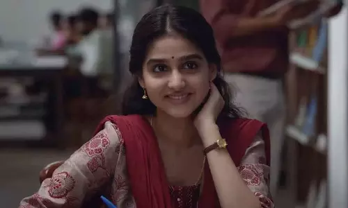 കാശെണ്ണി കൊടുത്തിട്ടാണ് എന്ന പരാമർശം വേദനിപ്പിച്ചു; സംവിധായകൻ ദീപു കരുണാകരനെതിരെ  താര സംഘടനയിൽ പരാതി നടി അനശ്വര രാജൻ