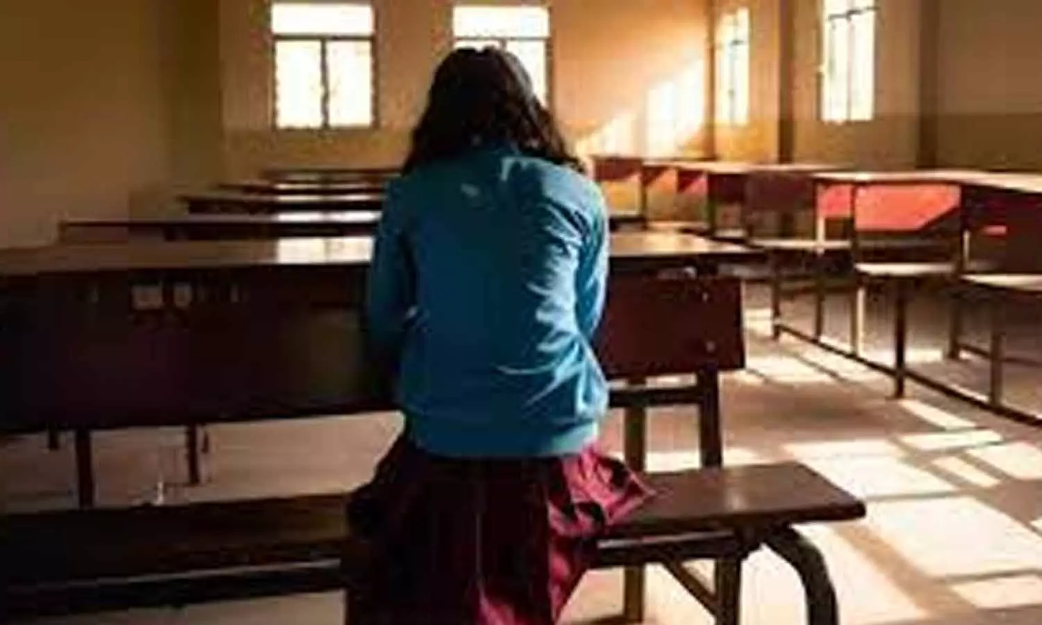 പത്താം ക്ലാസ്സുകാരിക്ക് നേരെ നായ്ക്കരുണപ്പൊടി വിതറിയ സംഭവം; 3 അധ്യാപകർക്ക് സസ്പെൻഷൻ; ഒരാളെ സ്ഥലം മാറ്റി